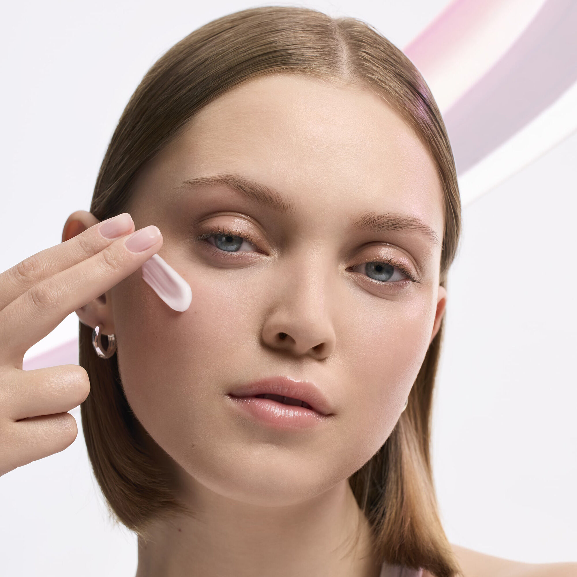 Model applying Hydra Zen Gel Cream on cheek