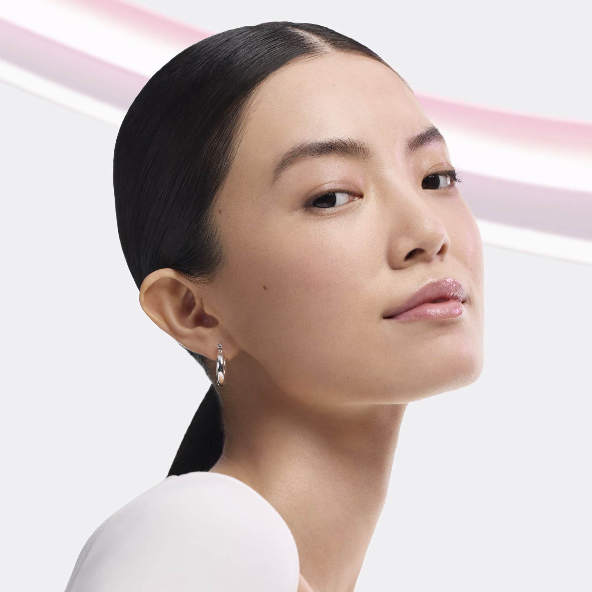 Model with hydrated smooth skin after Tonique Confort