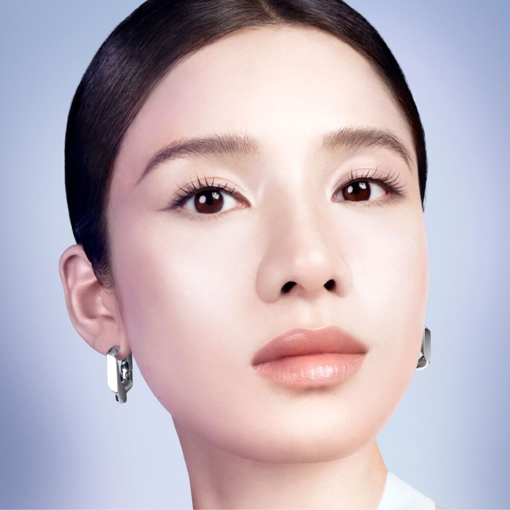 Model with animated lines on the chin